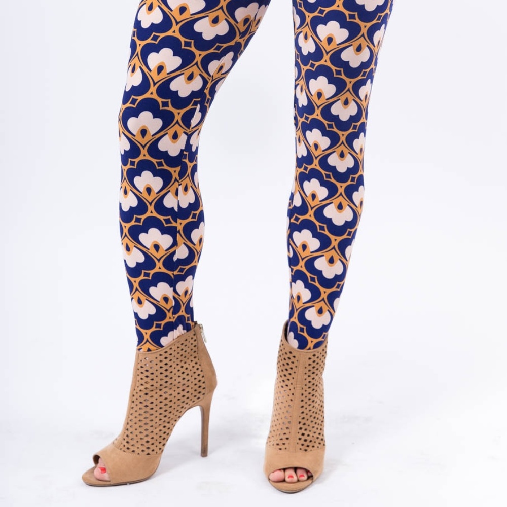 NWT Agnes & Dora Floral Scallop Leggings Size S/M